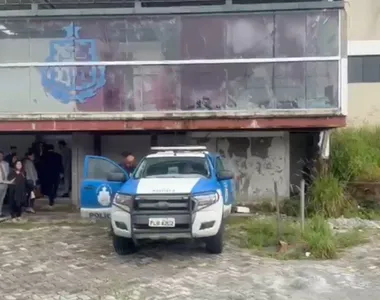 Protestos ocorreram na saída de Cleydson