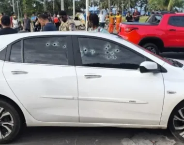 Carro foi metralhado