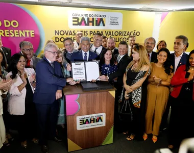 Governador sancionou leis nesta segunda-feira (8)
