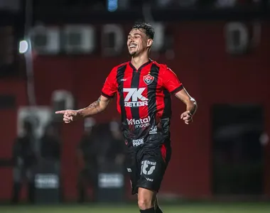 Claudinho, lateral do Vitória