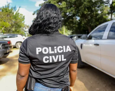 Homem está atrás das grades