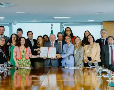 Cerimônia de assinatura do texto