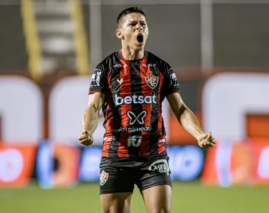 Osvaldo em comemoração com a camisa do Vitória
