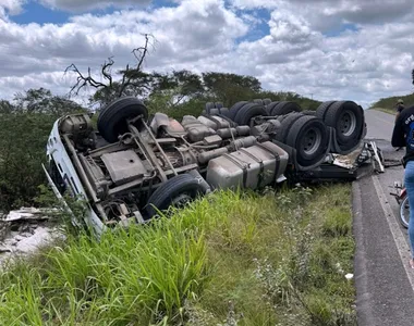 Carreta tombou na BR-242