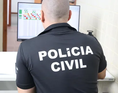 Polícia Civil cumpriu um mandado de busca e apreensão na casa da acusada