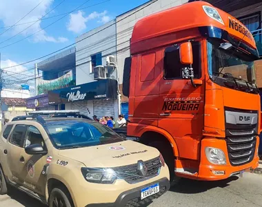 Mulher estava em bicicleta quando foi atropelada por carreta