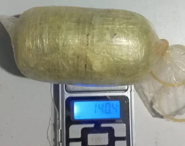 Mulher tentou levar um pacote de drogas para o presídio de Juazeiro