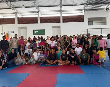 Campeã do UFC ensinou autoproteção para mulheres na cidade