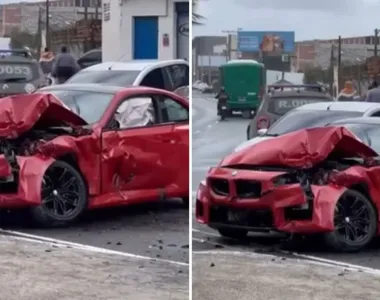 Carro ficou com a lataria totalmente danificada