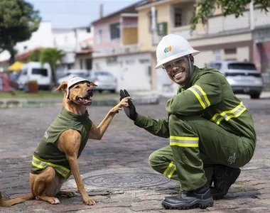 Cão Max e o eletricista Felipe da Cunha