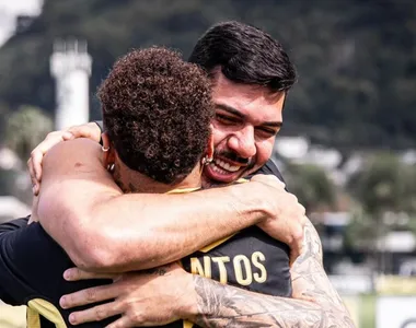 João Paulo desembarca no aeroporto de Salvador e se despede do Santos
