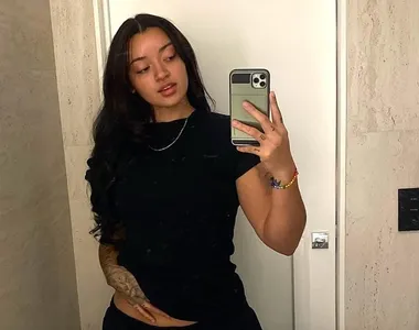 Camilly é a filha mais velha de Carla Perez e Xanndy