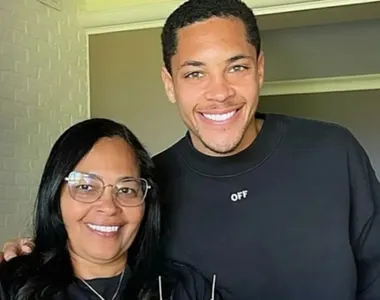 Vitor Roque ao lado da sua mãe