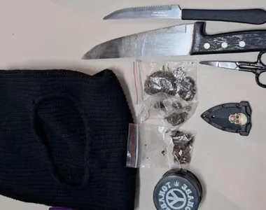 Armas brancas e maconhas foram apreendidas