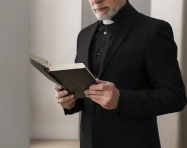 Em seu Instagram, o padre segue diversos perfis +18