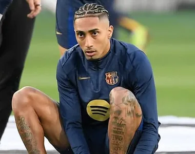 Raphinha atua pelo Barcelona e pela Seleção Brasileira