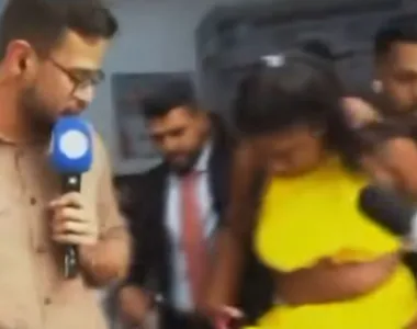 Vestido da influenciadora 'torou' durante a correria