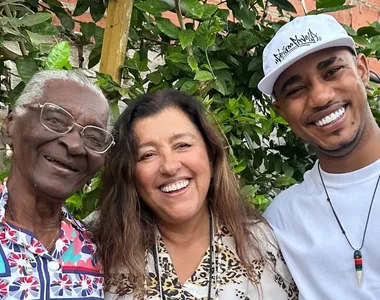 Regina Casé conheceu a família do cantor O Kannalha, em Camaçari, na Bahia