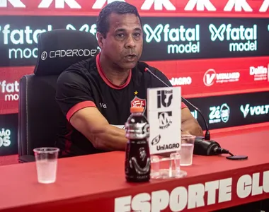 Rodrigo Chagas em apresentação como treinador interino do Vitória