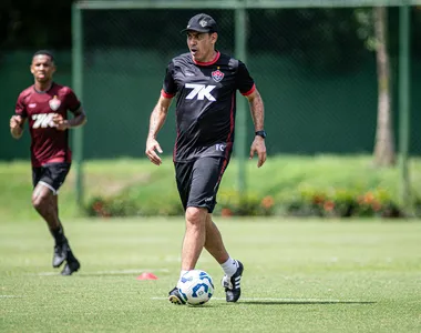 Fábio Carille completa um mês de comando no Vitória