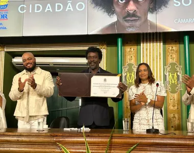 Seu Jorge recebendo o título de Cidadão Soteropolitano