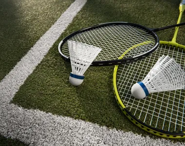 O badminton é um esporte olímpico que lembra o tênis