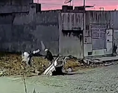Homem foi flagrado por uma câmera próxima a um terreno baldio, na última quinta-feira (31)