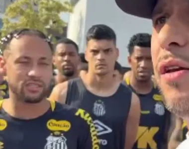 Torcedores do Santos cobram Neymar no CT Rei Pelé