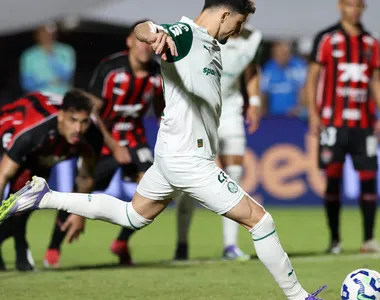 Pênalti polêmico em Vitória e Palmeiras no Barradão