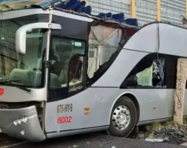 Estado em que ficou o ônibus após batida