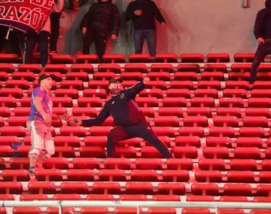Torcida da Universidad de Chile causa confusão em jogo Independiente