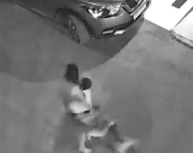 Momento em que criança foi atacada pelo pitbull