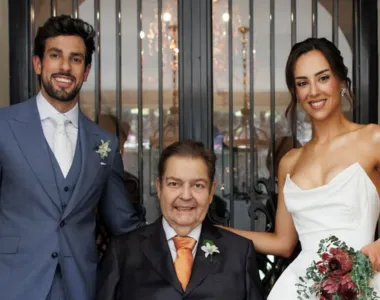 Faustão de cadeira de rodas leva a filha Lara ao altar