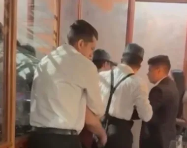 Homem flagra noiva com ex-namorado em restaurante