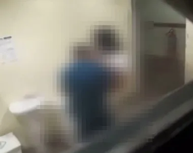 Imagens de médico com estagiária dentro de unidade de saúde viralizam