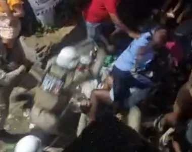 Moradores gravaram o conflito entre os PMs e os foliões