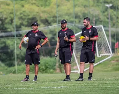 Técnico Rodrigo Chagas (esq) e sua comissão técnica em treinp com o time Sub-20 do Vitória