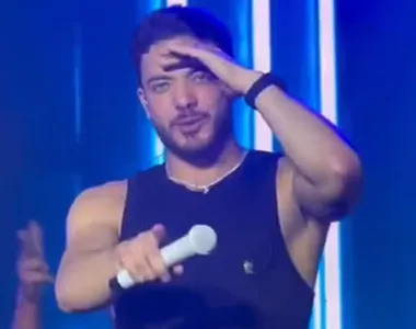 Artista faz dança sensual para a plateia