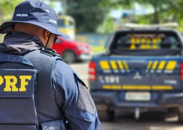 Imagem ilustrativa da imagem Caminhoneiro morre ao ficar submerso em carga de soja após acidente na BR-324
