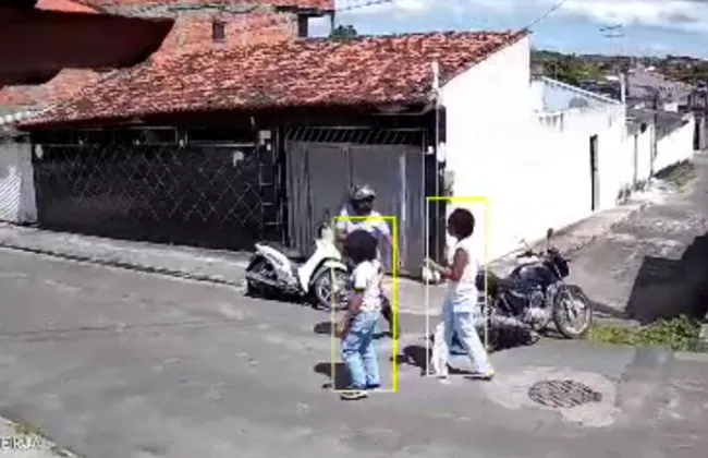 Imagem ilustrativa da imagem Covardia: estudantes são assaltadas por motoqueiro em Camaçari