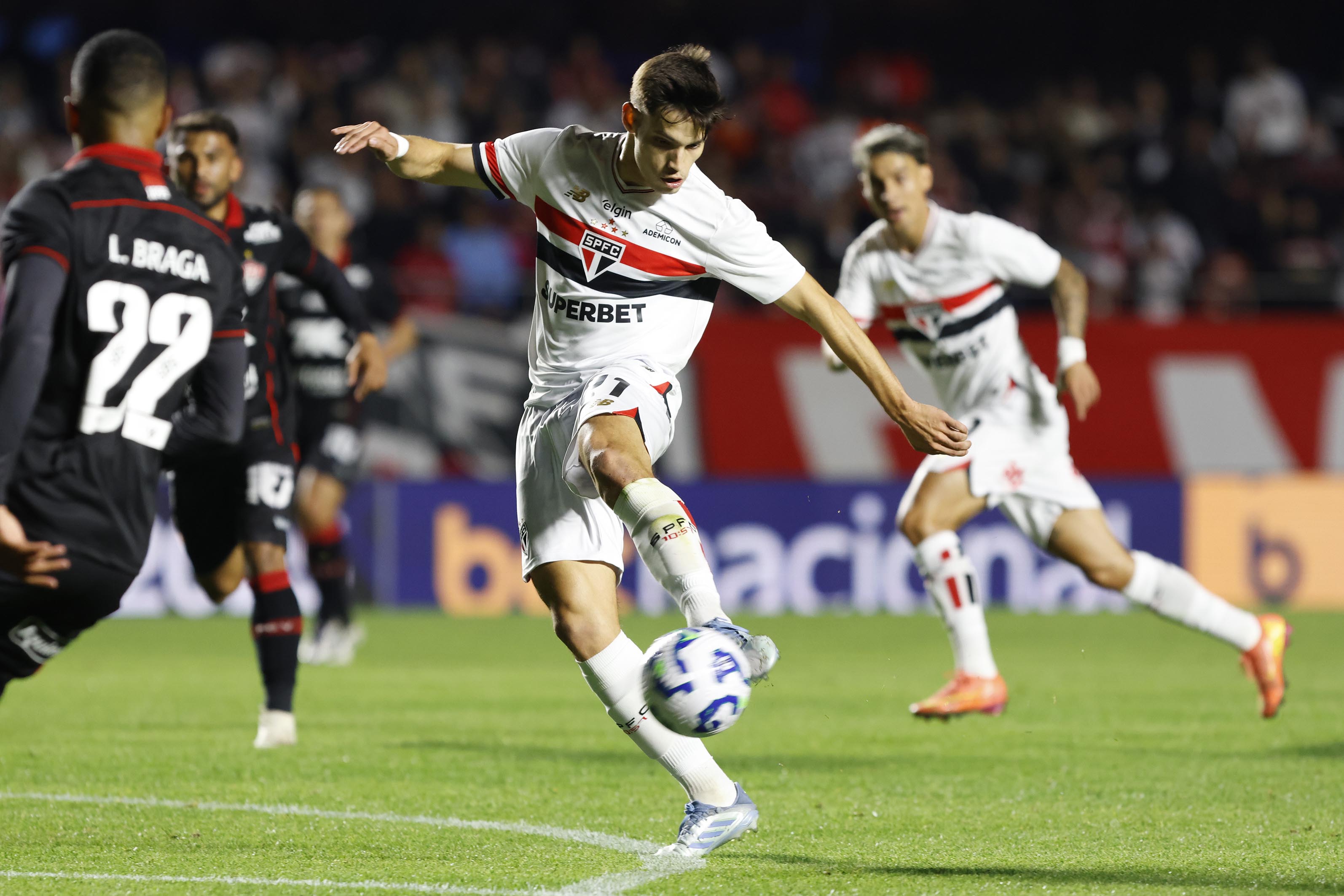 Com tabu mantido, Vitória perde para o São Paulo em jogo sem brilho