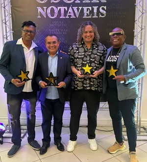 Imagem ilustrativa da imagem Adan Nascimento recebe troféu pelos 15 anos da Coluna Quebradeira