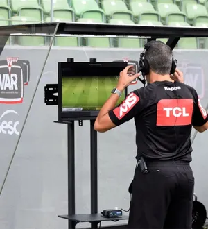 Imagem ilustrativa da imagem Ajudou ou atrapalhou? VAR bate recorde de intervenções na Série A