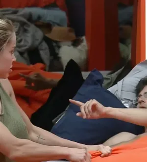 Imagem ilustrativa da imagem Após críticas, Saory deixa de dormir com Dudu e clima azeda no reality