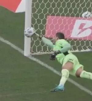 Imagem ilustrativa da imagem Assista: defesa de goleiro do Bahia repercute mundialmente