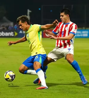 Imagem ilustrativa da imagem Assista: volante do Brasil Sub-17 impressiona por frieza no Mundial