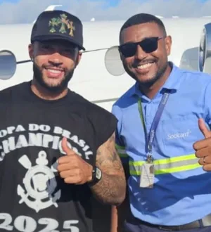 Imagem ilustrativa da imagem Astro do Corinthians, Memphis Depay aproveita férias na Bahia