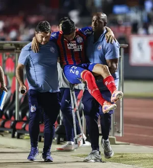 Imagem ilustrativa da imagem Atacante do Bahia deixa Morumbis de muletas e preocupa torcida