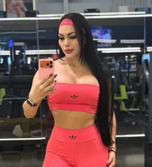 Imagem ilustrativa da imagem Blogueira dança armada ao lado de suposta esposa de traficante