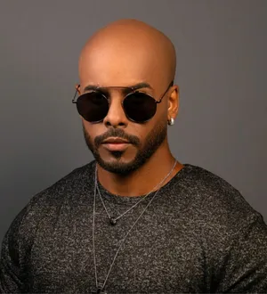 Imagem ilustrativa da imagem Cantor Maay recebe convidados na estreia de seus ensaios de verão